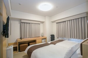 Cubrecamas, minibar, escritorio y cortinas blackout 