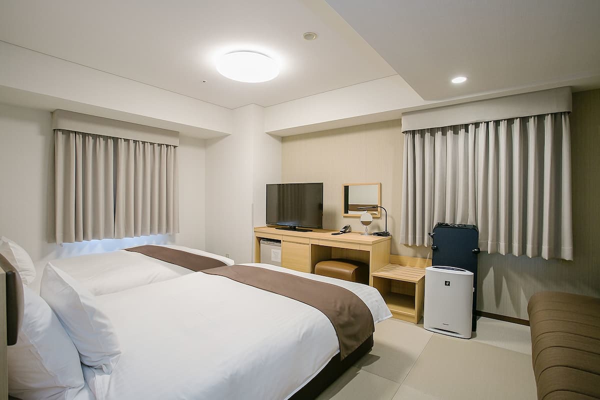 Donzen dekbedden, een minibar, een bureau, verduisterende gordijnen