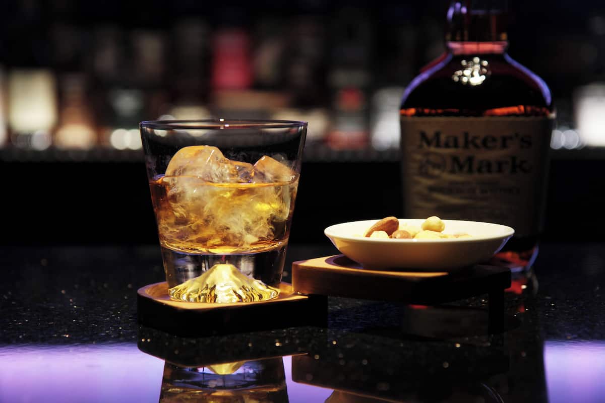 Donzen dekbedden, een minibar, een bureau, verduisterende gordijnen