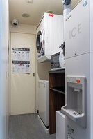 羽毛の掛け布団、ミニバー、デスク、遮光カーテン