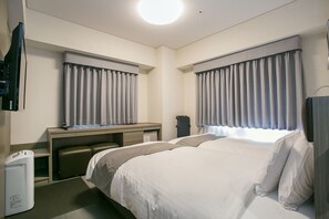 Selimut bulu angsa, minibar, meja kerja, dan tirai kedap cahaya