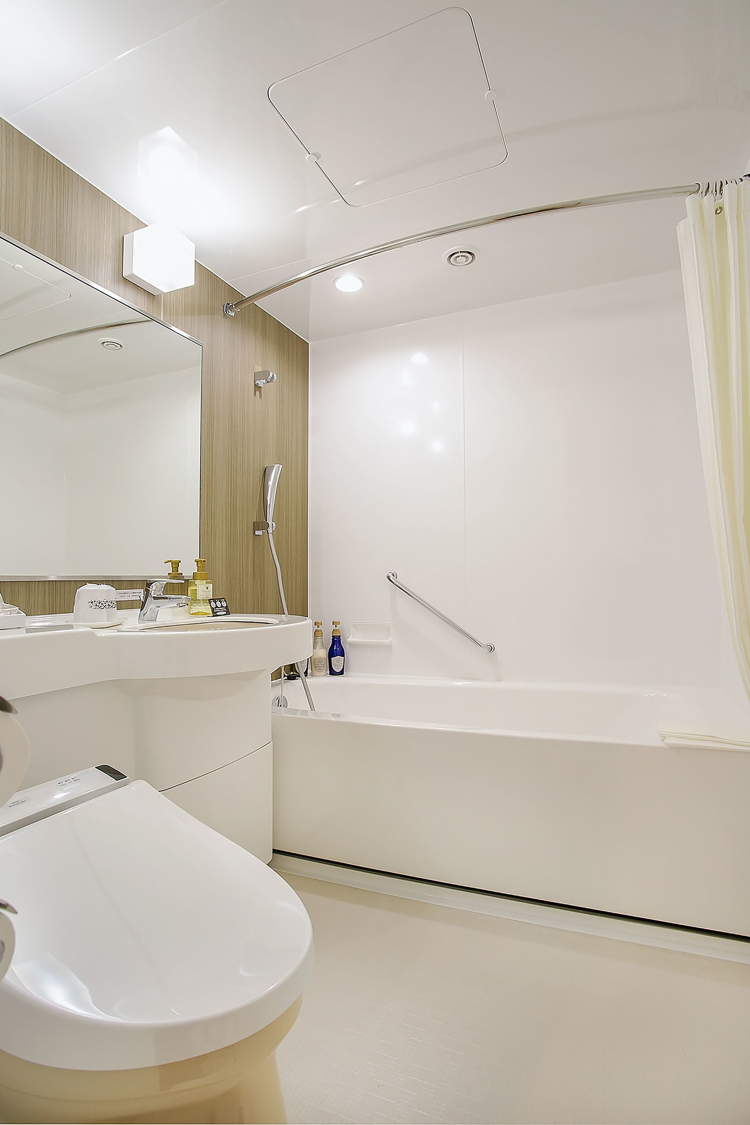 combined shower/bathtub, free toiletries, hair dryer, slippers