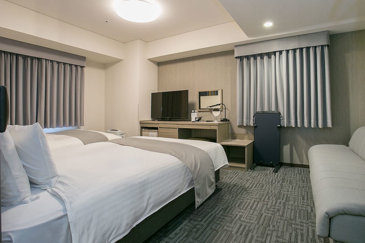 1 dormitori, cobrellits, minibar i escriptori