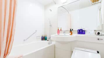 Combined shower/bathtub, free toiletries, hair dryer, slippers