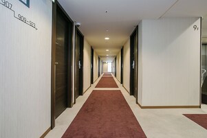 Cubrecamas, minibar, escritorio y cortinas blackout 