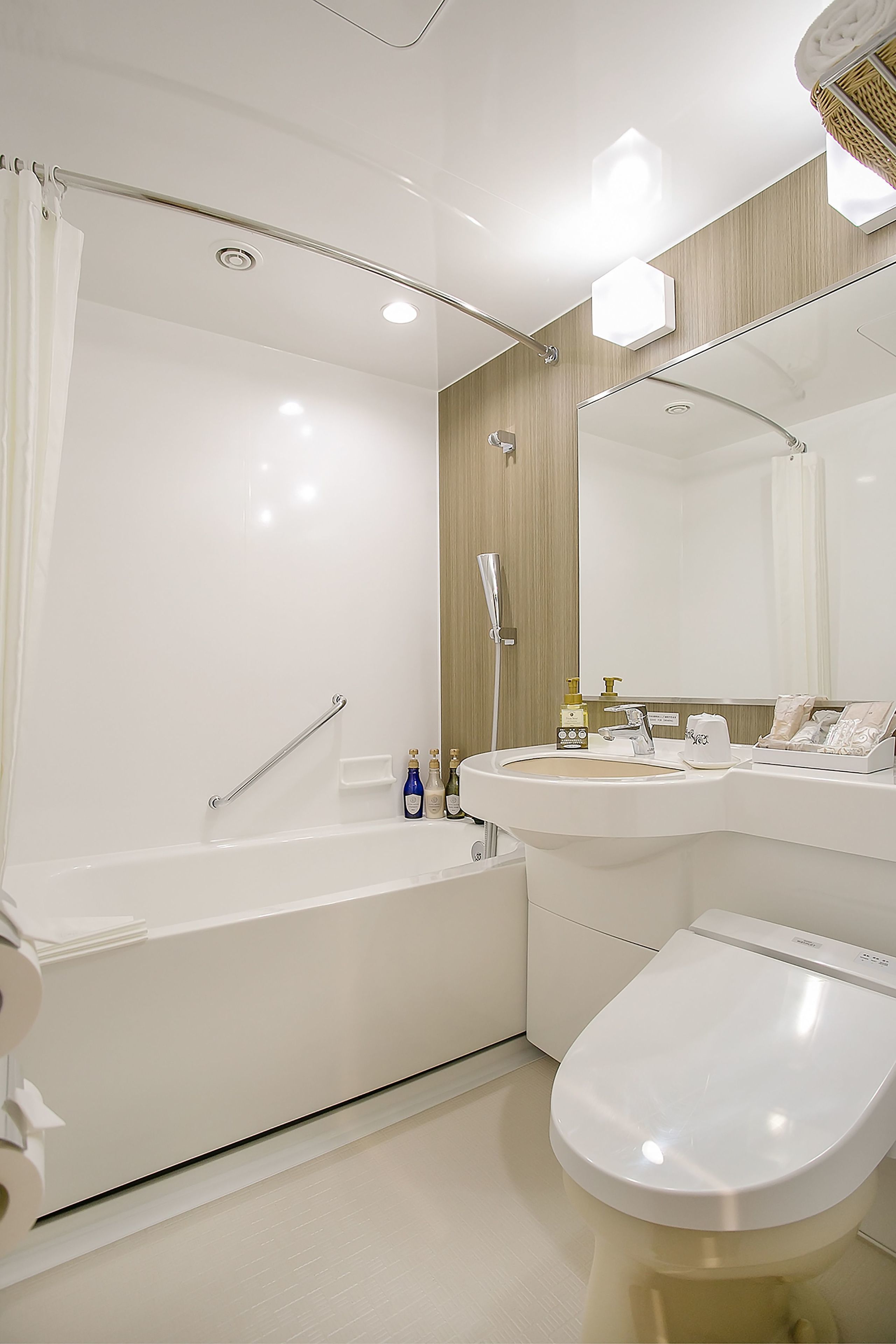 combined shower/bathtub, free toiletries, hair dryer, slippers