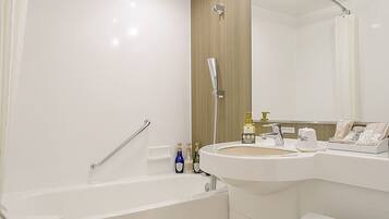 Combined shower/bathtub, free toiletries, hair dryer, slippers