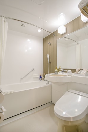 Combined shower/tub, free toiletries, hair dryer, slippers - Mars Garden Hotel Hakata (Fukuoka)