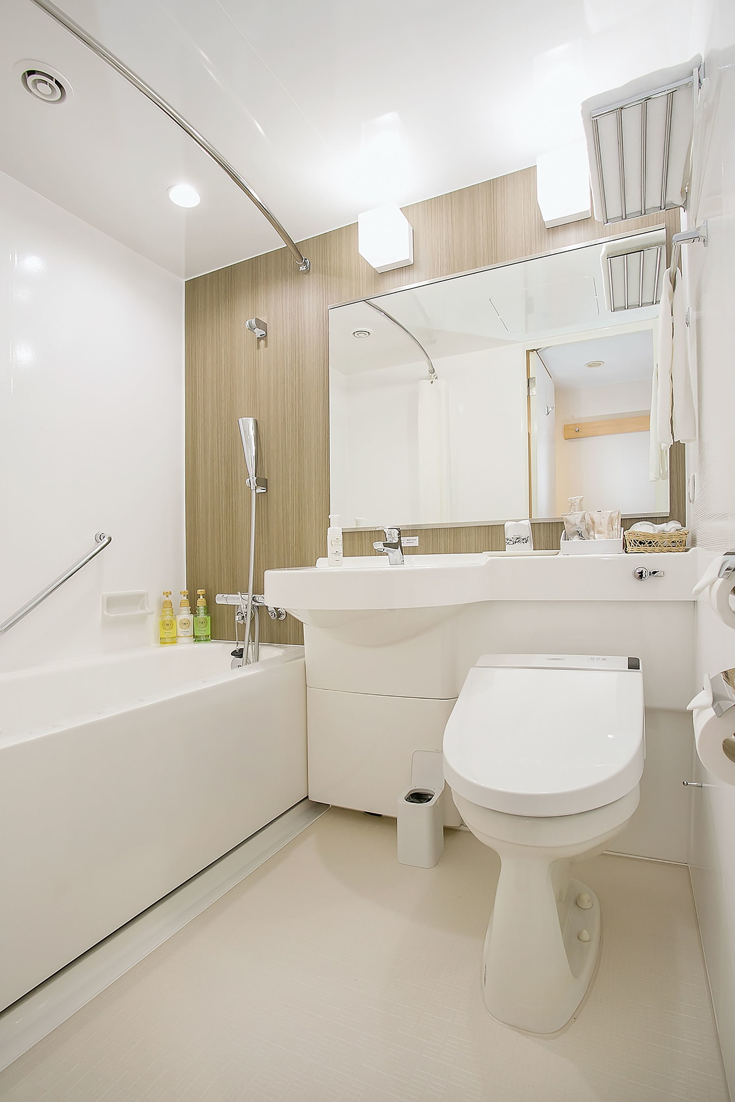 combined shower/bathtub, free toiletries, hair dryer, slippers