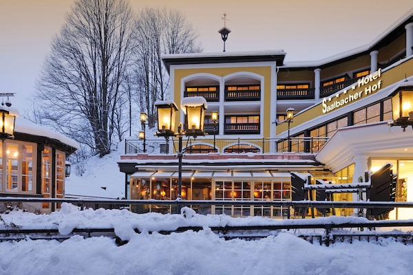 Façana frontal de l'allotjament (vespre/nit)