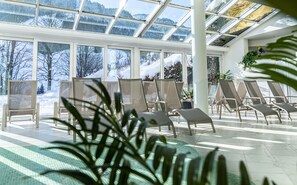 Innendørsbasseng, sesongbasert utendørsbasseng og bassengparasoller