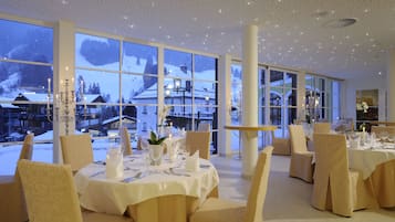 2 restaurants, lunch, dinner served; Regional cuisine