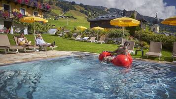Innenpool, Außenpool (je nach Saison geöffnet), Sonnenschirme