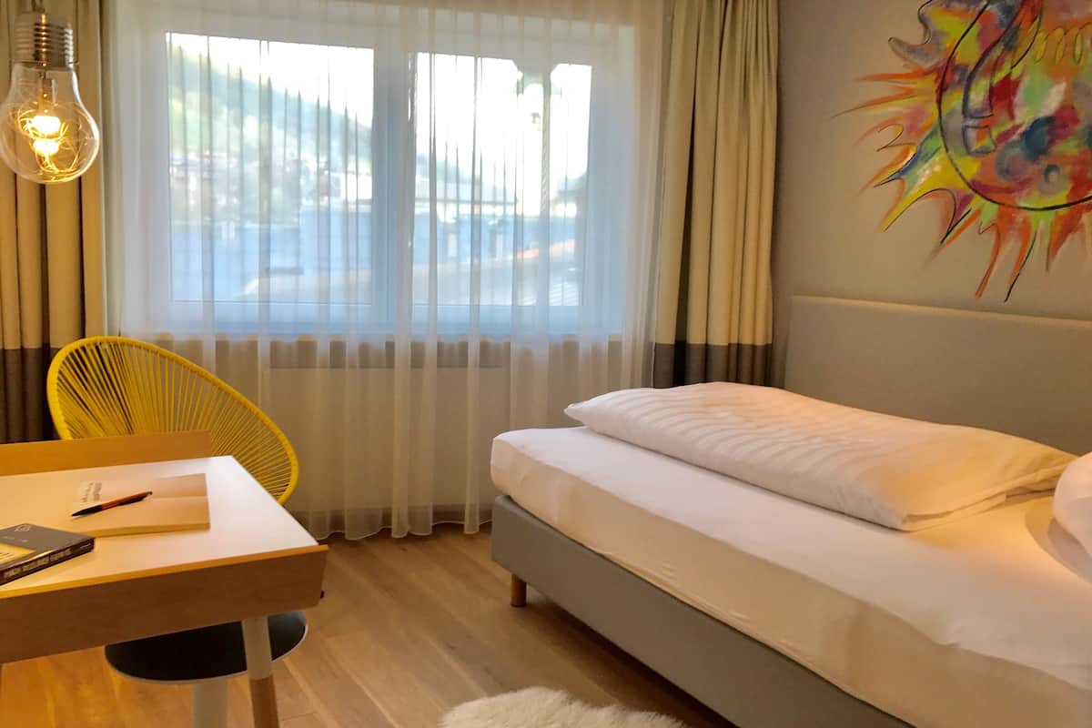 kunst(t)raum single (15-22sqm) | premium bedding, in-room safe, individually decorated