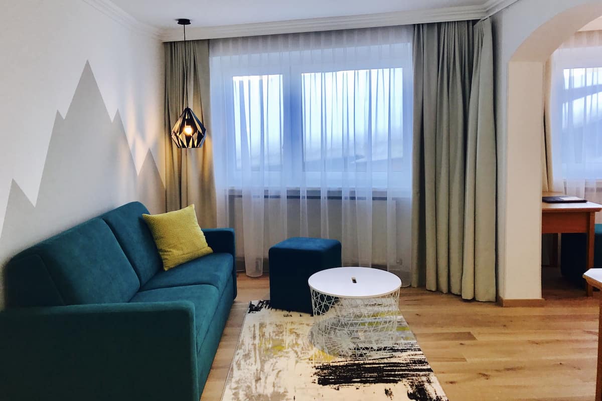 Suite junior | Ropa de cama de alta calidad, caja fuerte, decoración individual