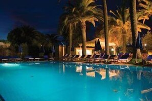 Indoor pool, seasonal outdoor pool, pool loungers