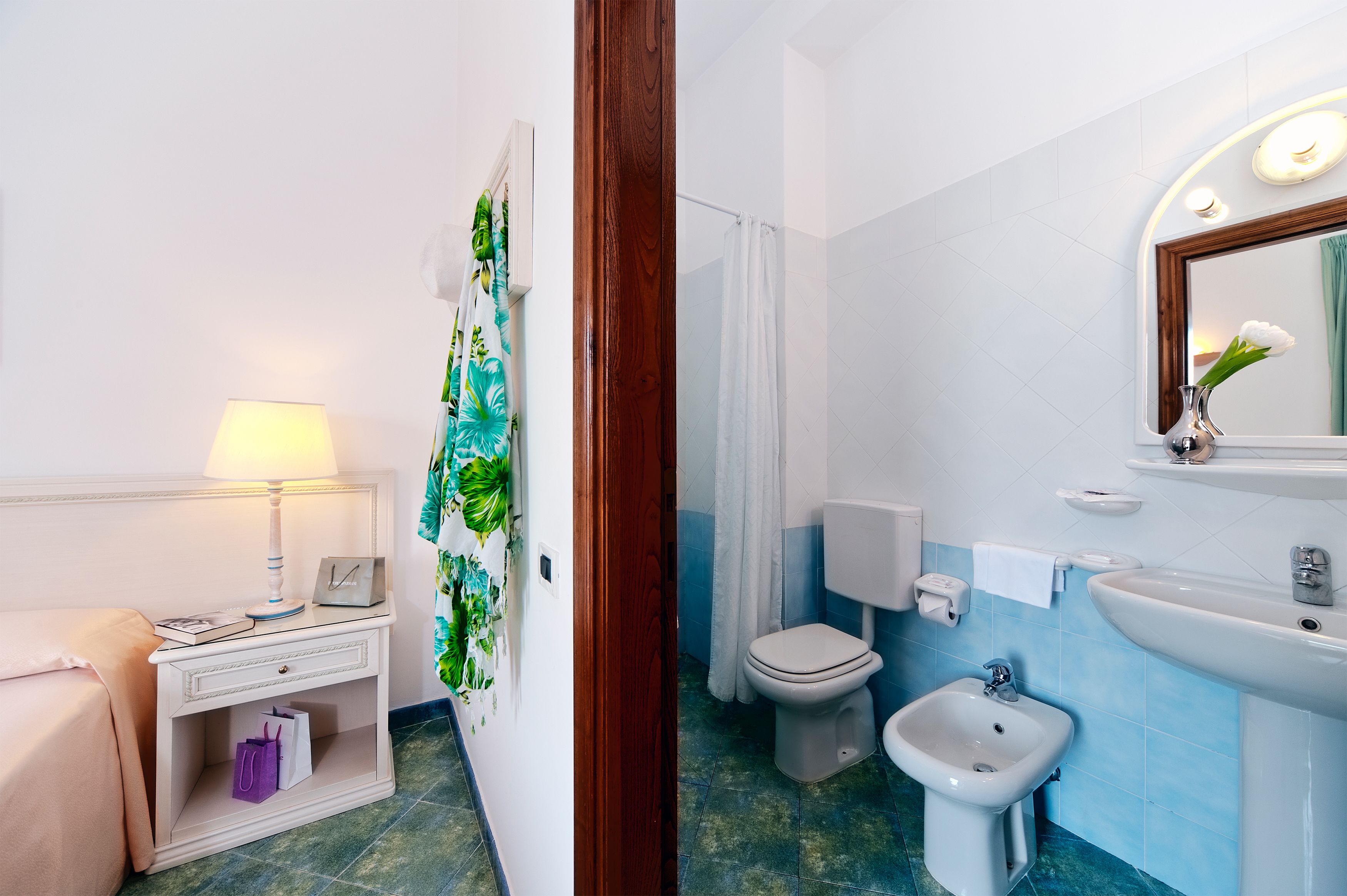 standard double room | bathroom | free toiletries, hair dryer, towels