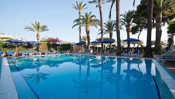 Indoor pool, seasonal outdoor pool, pool loungers