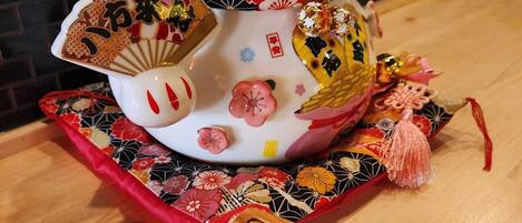 A decorative ceramic set with a QR code on a wooden surface.