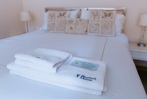 Habitación doble, baño en la habitación (Woodside Room) | Tabla de planchar con plancha, wifi gratis y ropa de cama