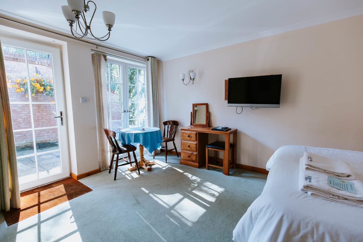 Camera doppia, bagno in camera (Woodside Room) | Ferro/asse da stiro, Wi-Fi gratuito, lenzuola