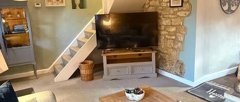 Classic-Ferienhaus | Wohnbereich | 32-Zoll-Flachbildfernseher mit Digitalempfang, Fernseher, Kamin