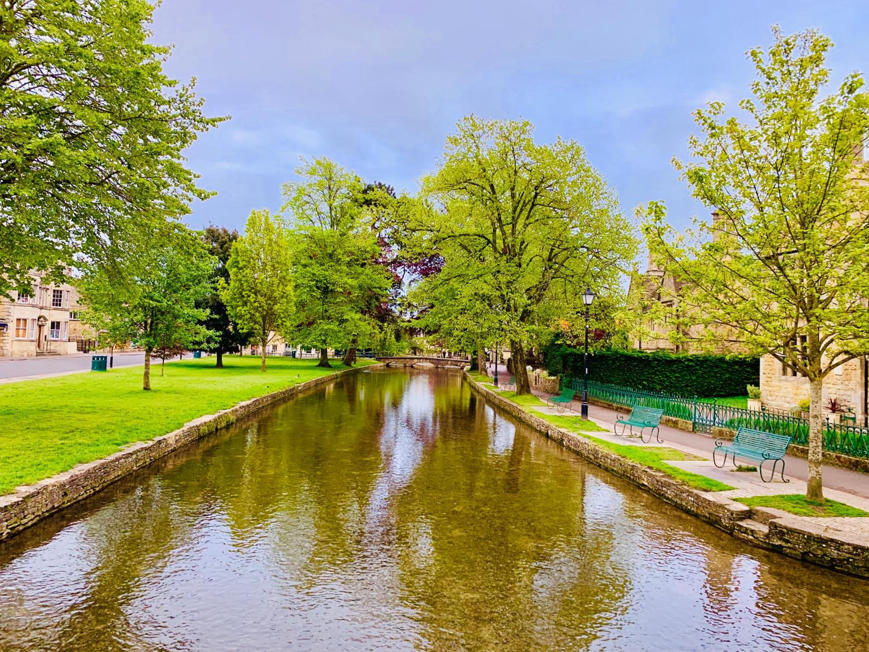 Un canal bordeado de árboles y bancos.