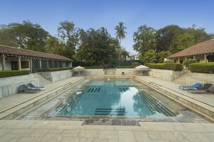 Una piscina al aire libre, tumbonas