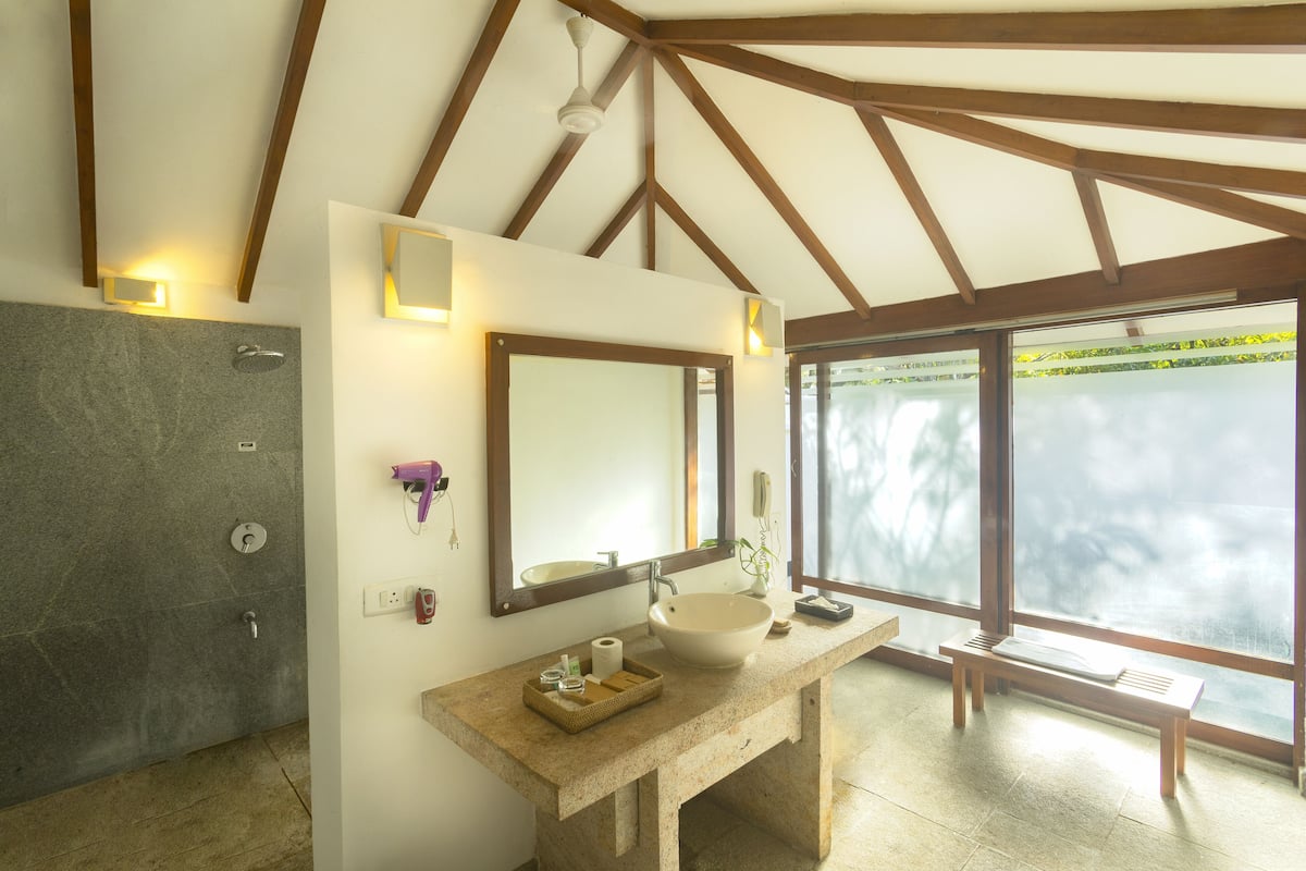 shower, free toiletries, hair dryer, towels