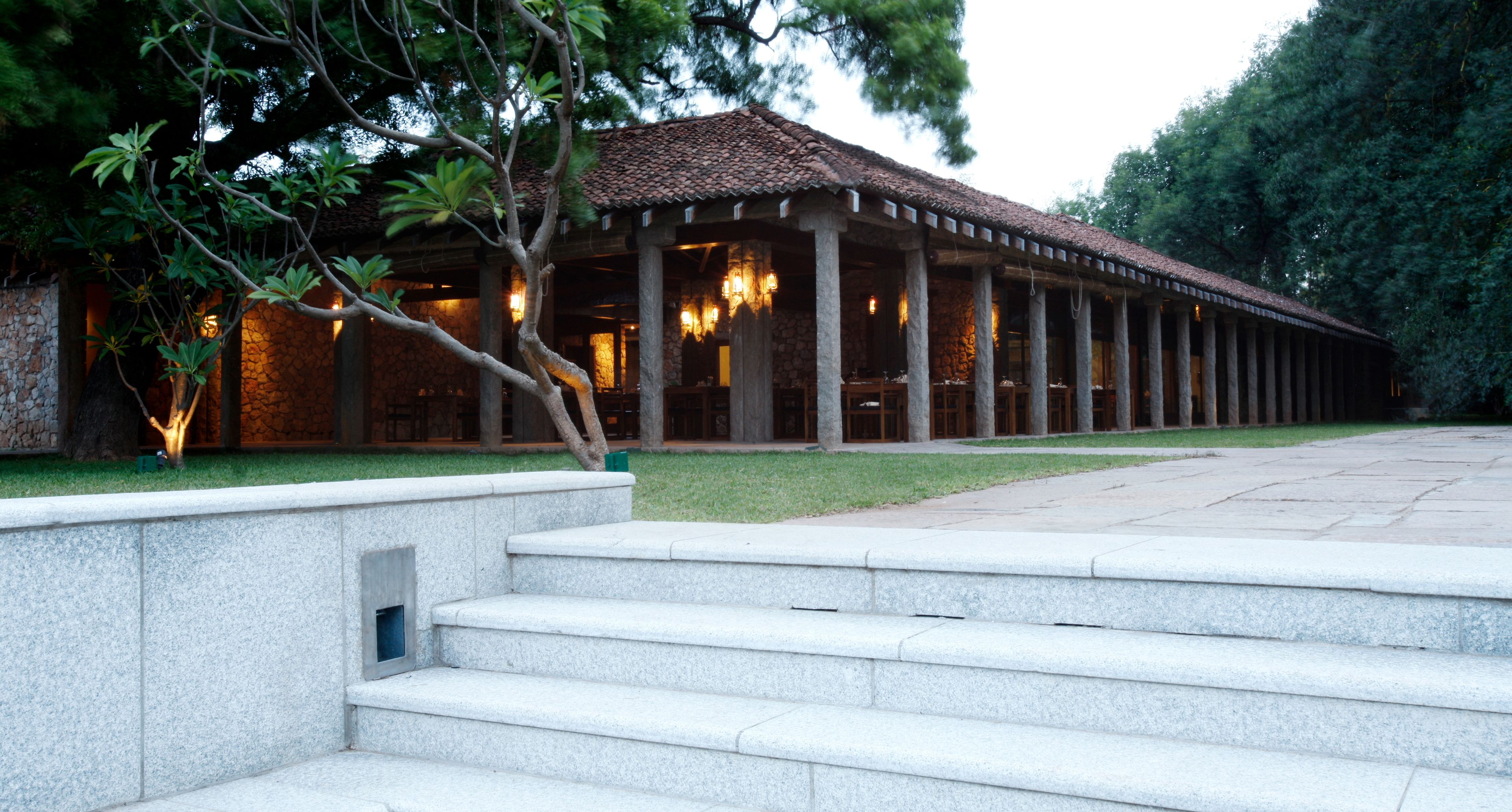 2 restaurants, breakfast, dinner served; international cuisine