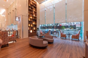 Cafe - Holiday Inn Mumbai International Airport by IHG (Mumbai)