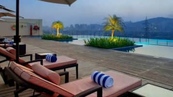 Una piscina al aire libre (de 06:00 a 20:00), sombrillas, tumbonas