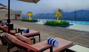 Utomhuspool, öppet 06.00 till 20.00, parasoller och solstolar