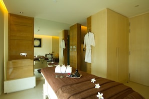 Couples treatment room(s), steam room, body treatments, aromatherapy - Holiday Inn Mumbai International Airport by IHG (Mumbai)