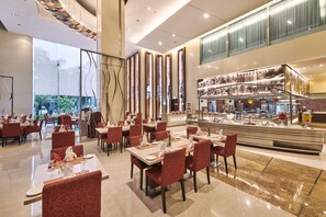 朝食、ランチ、ディナーに営業