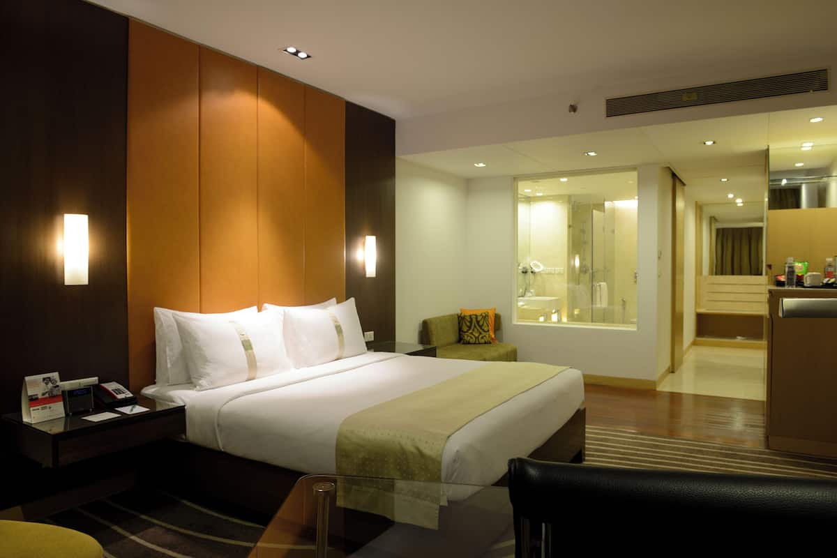 Minibar, in-room safe, desk, laptop workspace