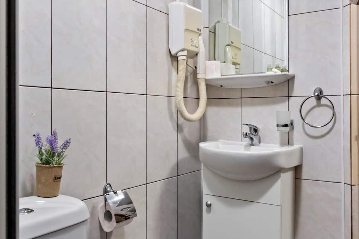 bathroom | jetted bath, hair dryer