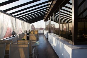 Outdoor dining - Charter Otopeni (Otopeni)