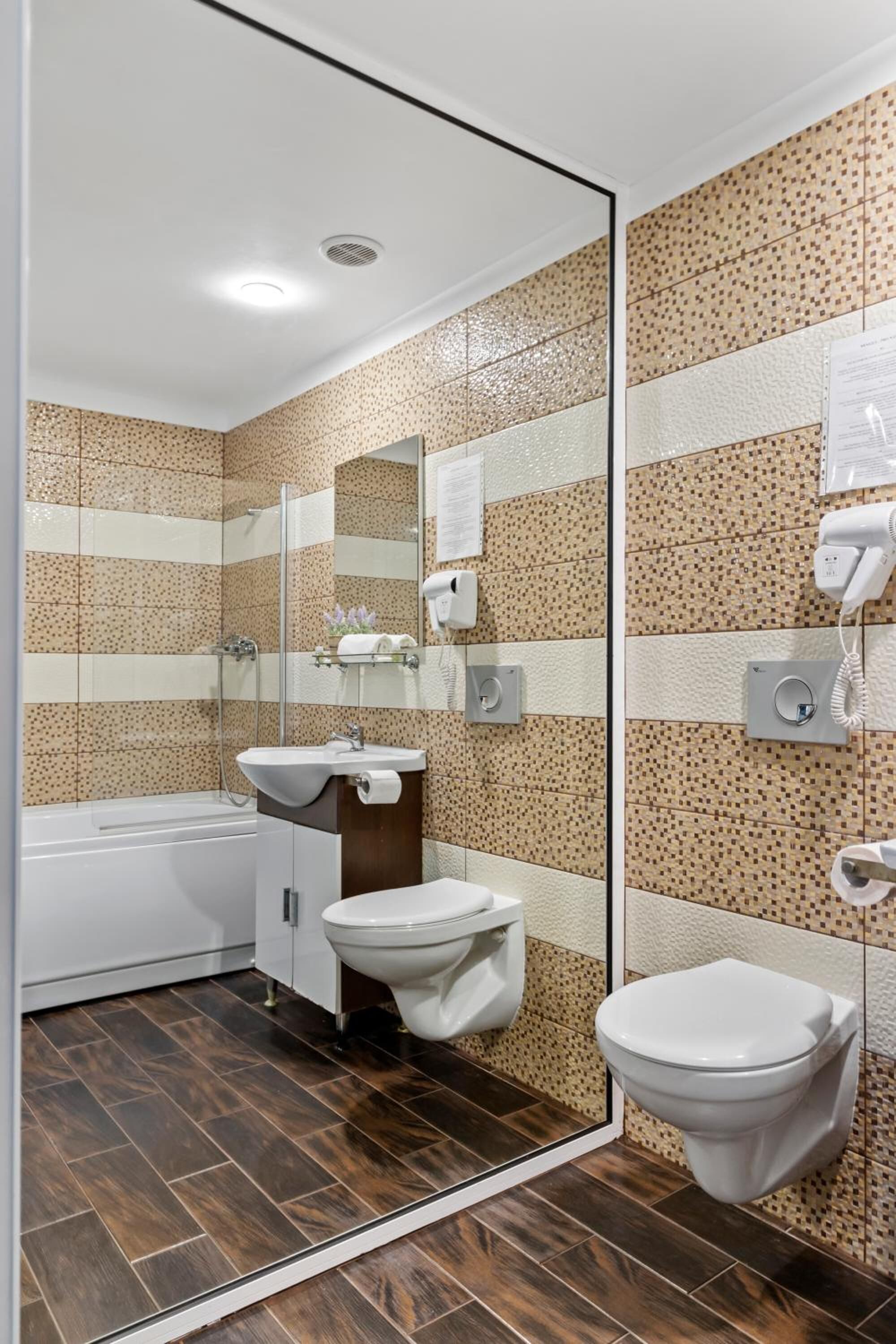 jetted bath, hair dryer