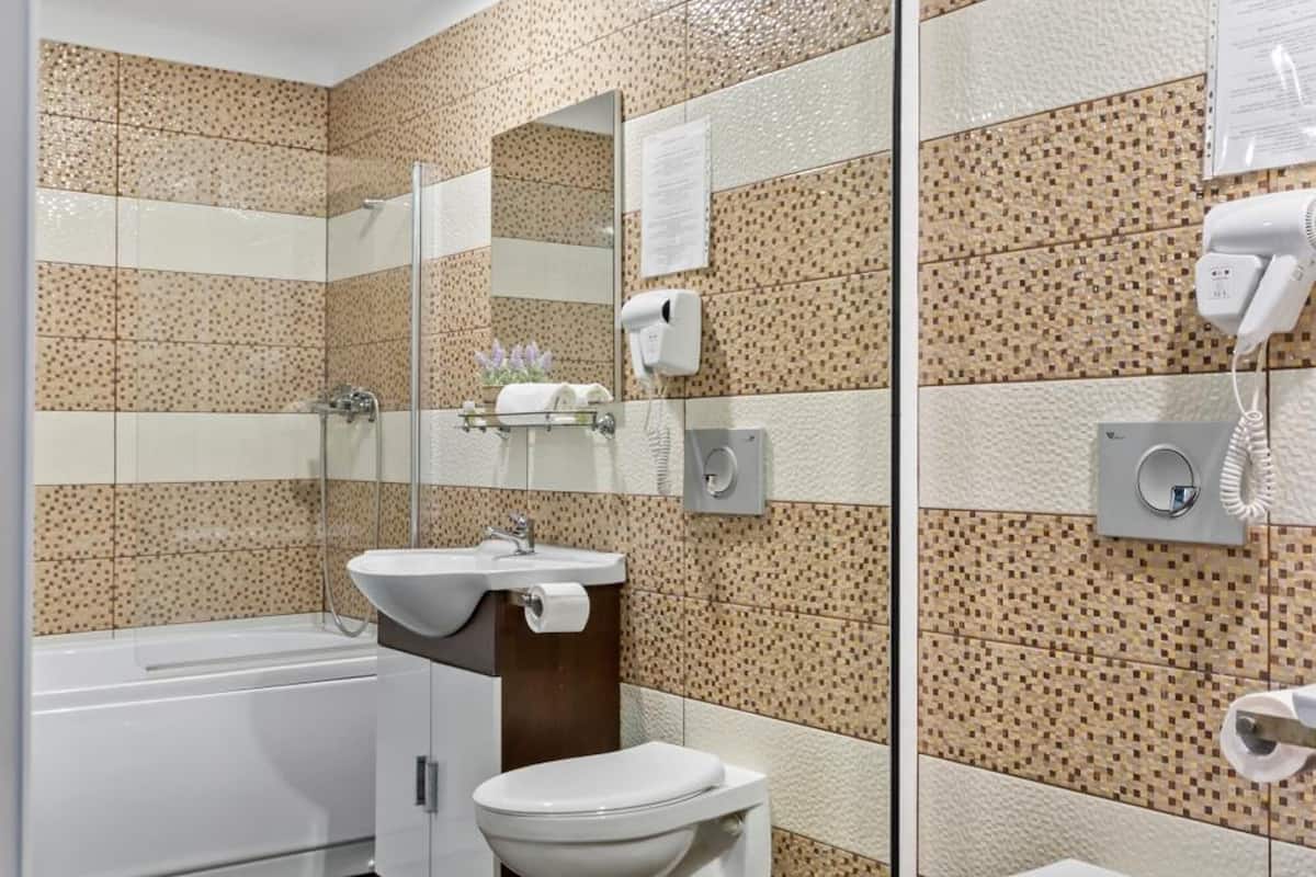 jetted bath, hair dryer