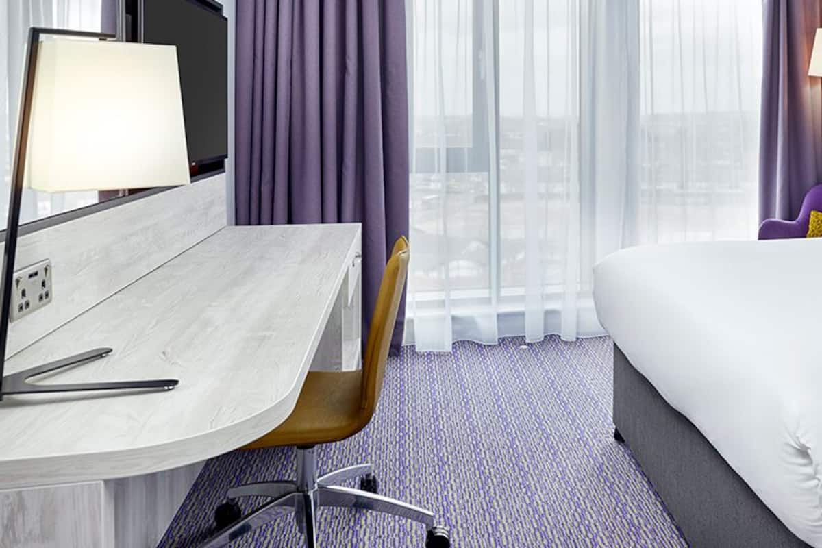 Habitación estándar | Ropa de cama hipoalergénica, escritorio y tabla de planchar con plancha