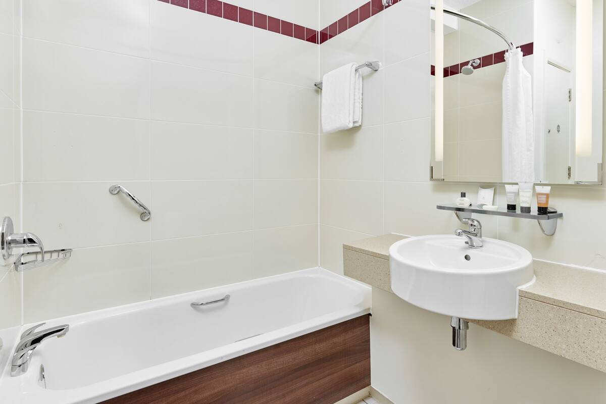 executive room | bathroom | combined shower/bathtub, free toiletries, hair dryer, towels