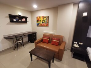 Minibar, caja de seguridad en la habitación y muebles diferentes