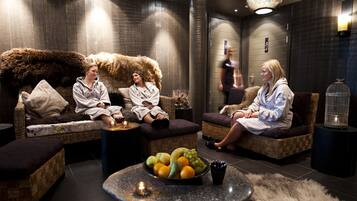 Parihoitohuone(ita), sauna, poreallas, höyrysauna, vartalohoitoja