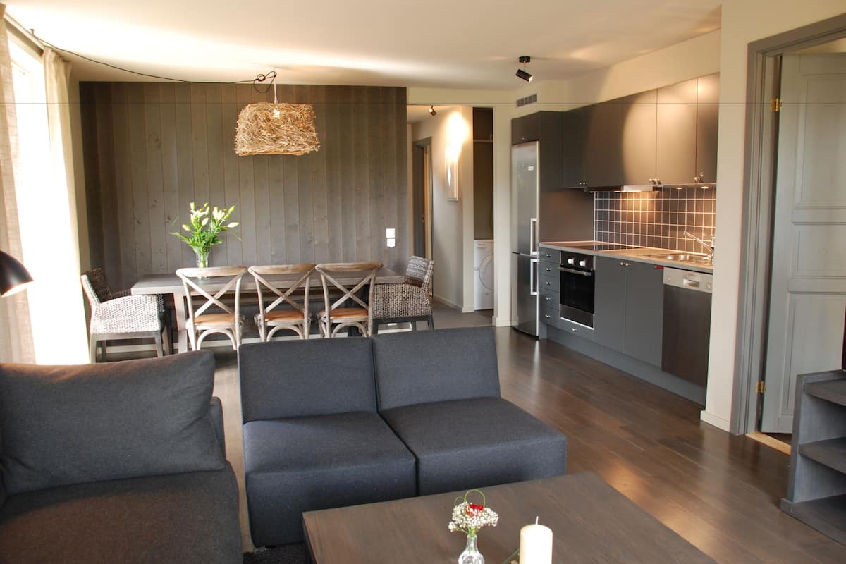 Suite Executive, letti multipli | Area soggiorno | TV a schermo piatto 40 pollici con canali via cavo, TV