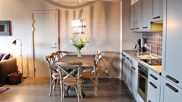 Executive Suite, Multiple Beds | Premium bedding, pillowtop beds, iron/ironing board, cribs/infant beds