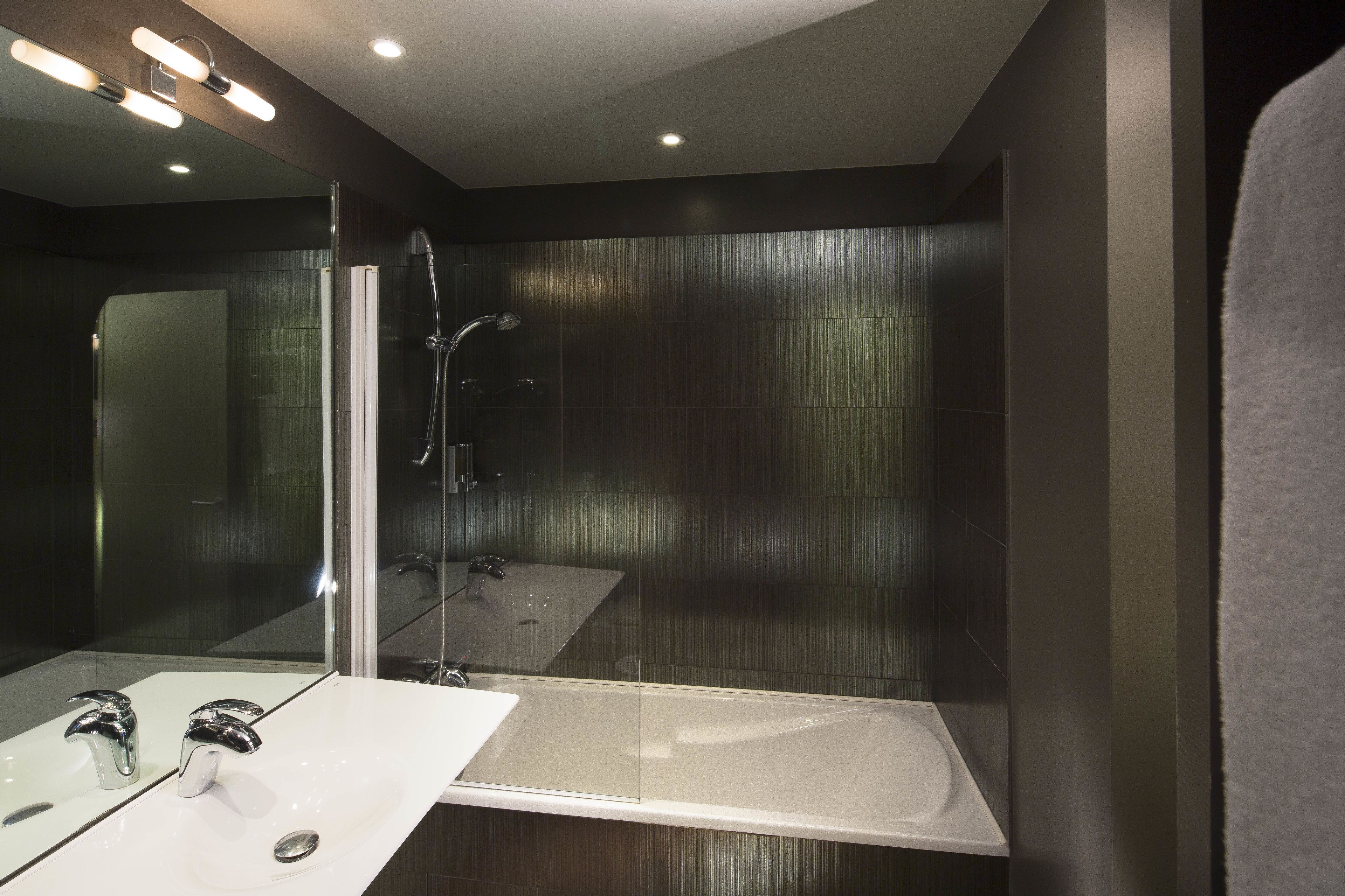 double room (plaisir) | bathroom | combined shower/bathtub, hydromassage showerhead, designer toiletries
