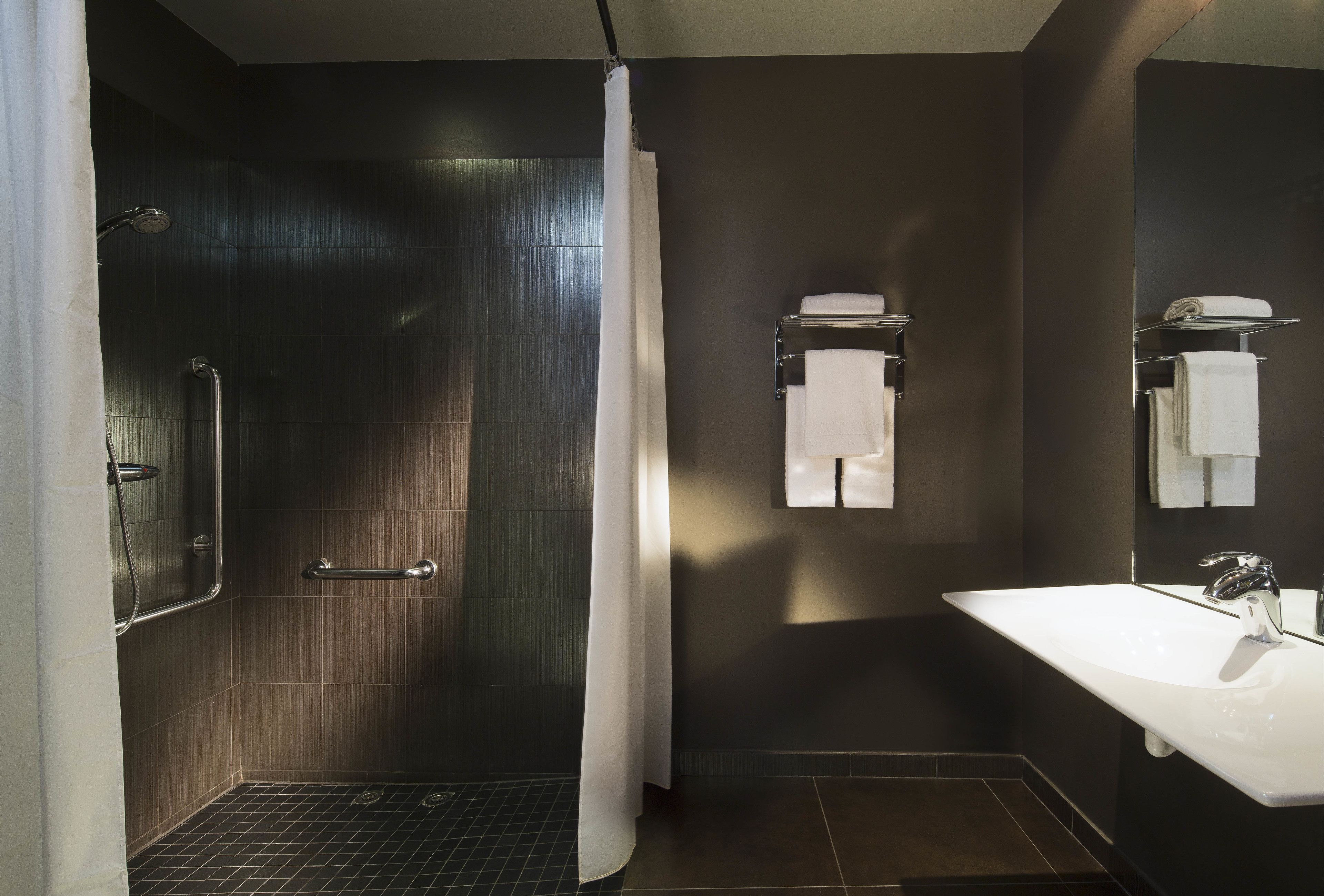 double room (plaisir) | bathroom | combined shower/bathtub, hydromassage showerhead, designer toiletries