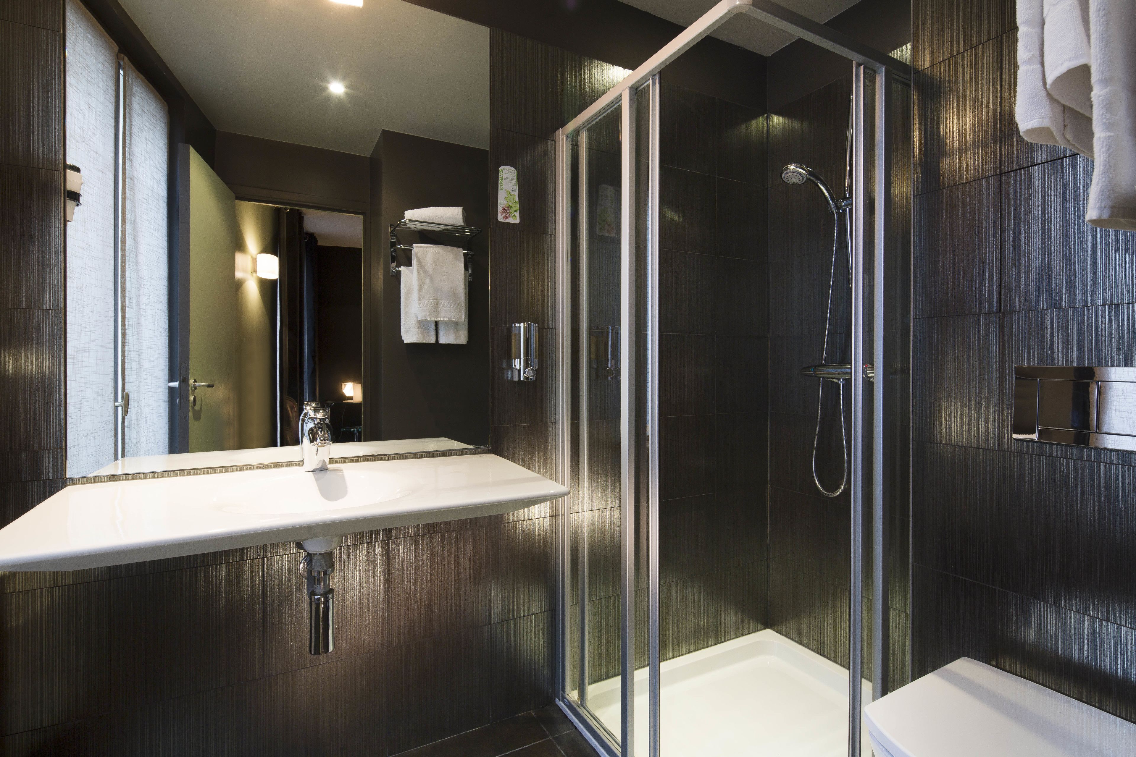 combined shower/bathtub, hydromassage showerhead, designer toiletries