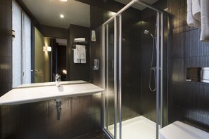 Combined shower/bathtub, hydromassage showerhead, designer toiletries - Le Fabe Hotel (Paris)